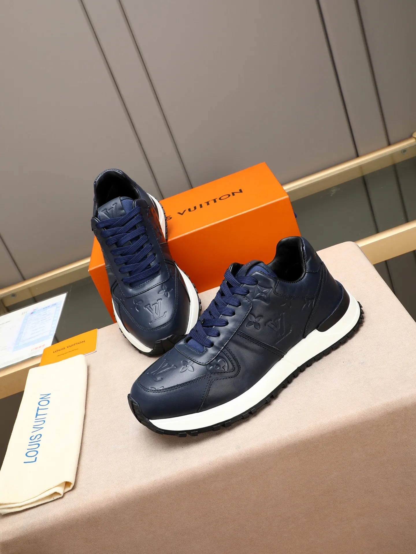 Men's Shoes 💰660 L The Run Away Maxi sneaker debuts in the 2025 collection and continues the iconic design of the Run Away sneaker. The smooth cowhide leather upper features contrasting LV lettering and Vuitton logos, and a lightweight rubber wedge outsole evokes running shoe construction. High level of comfort. Looks good, wears well and matches well. Worth buying! 7 color selection size: 39-44 (45 customized)
